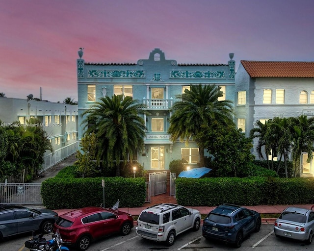 view of front facade featuring uncovered parking