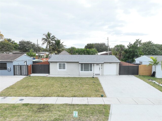 view of front facade featuring a garage and a front yard