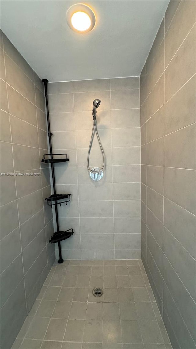 bathroom featuring tiled shower