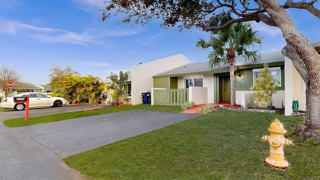 view of front of home featuring a front lawn