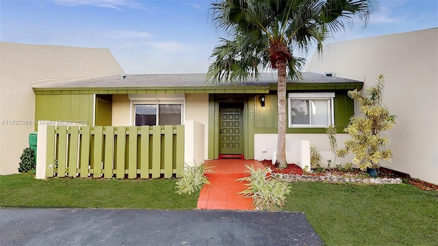 view of front of home featuring a front lawn