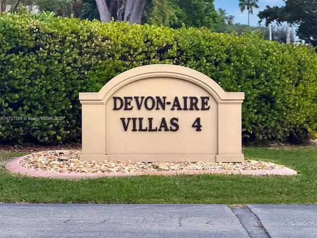 view of community / neighborhood sign