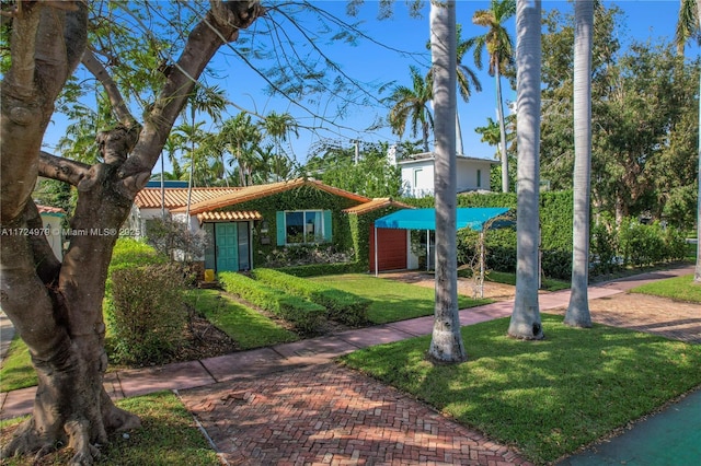 view of front of home featuring a front lawn