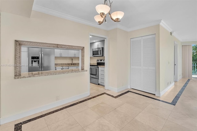 kitchen featuring pendant lighting, stainless steel appliances, kitchen peninsula, a chandelier, and crown molding