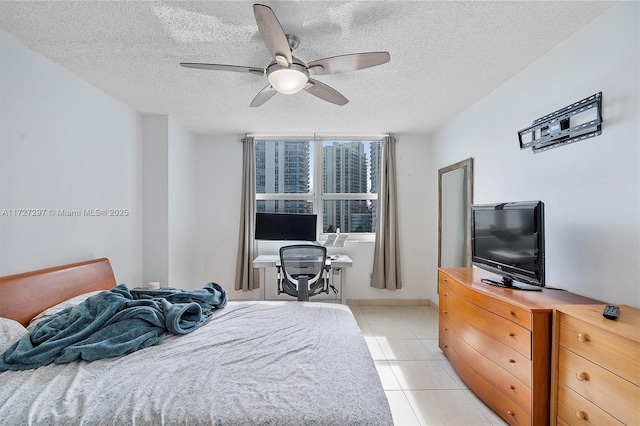 bedroom featuring ceiling fan and a textured ceiling