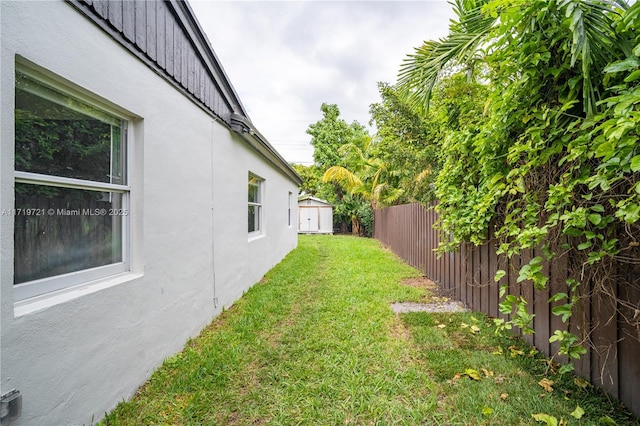 view of yard with a storage shed