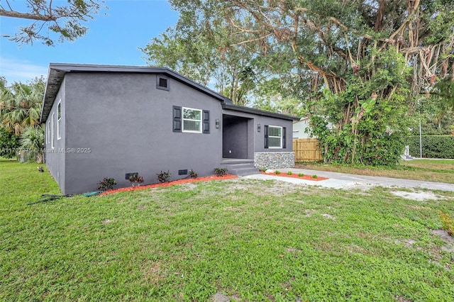 view of front of property featuring a front lawn