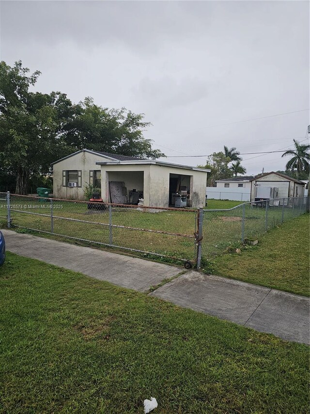 view of front facade featuring a front yard