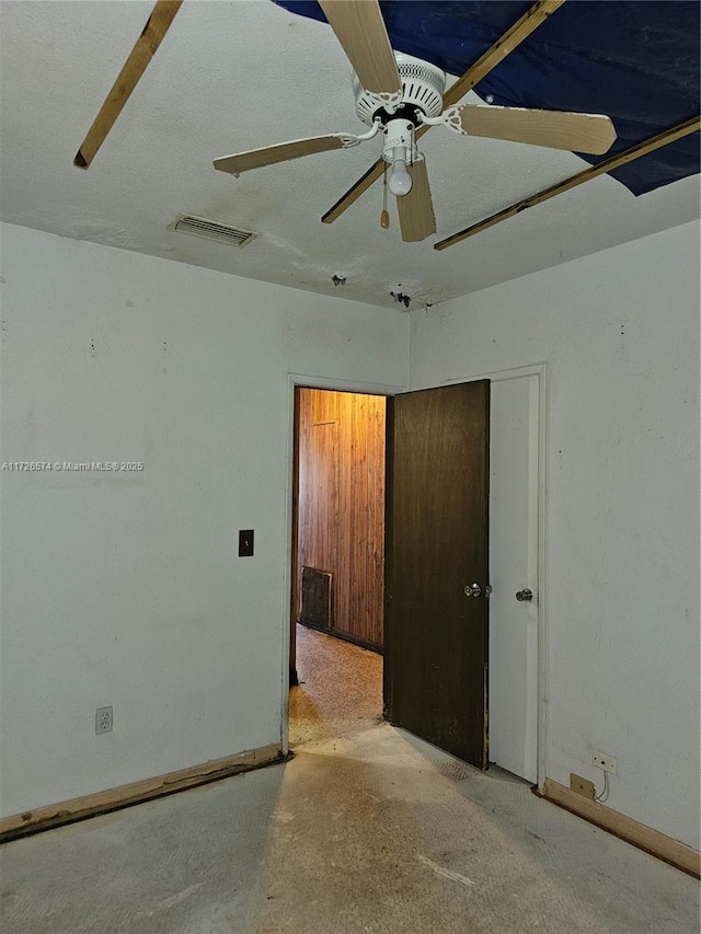 unfurnished room with ceiling fan