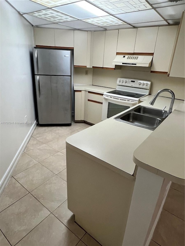 kitchen featuring sink, stainless steel fridge, kitchen peninsula, electric range, and range hood