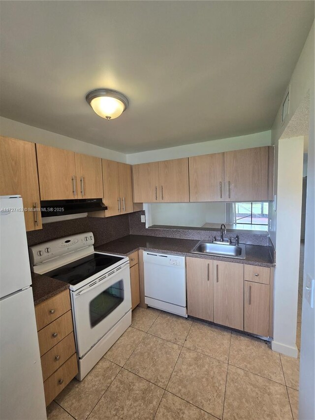 unfurnished sunroom with ceiling fan