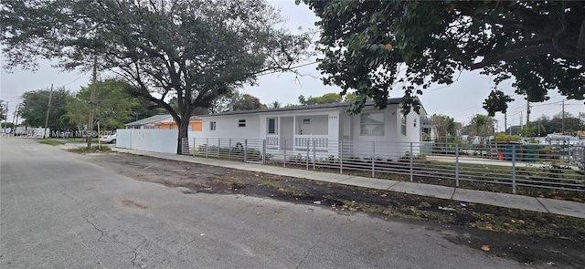 view of front facade featuring a fenced front yard