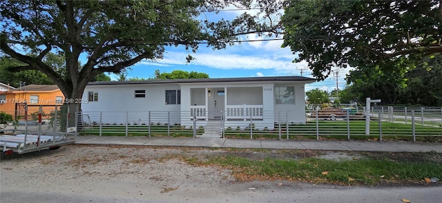 view of front of home with covered porch and a fenced front yard