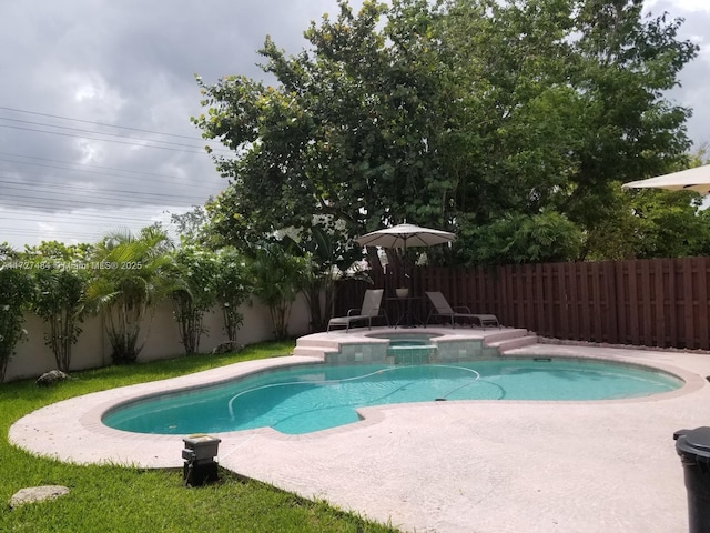 view of pool with an in ground hot tub