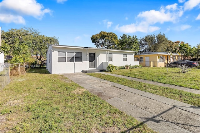 manufactured / mobile home with a front lawn