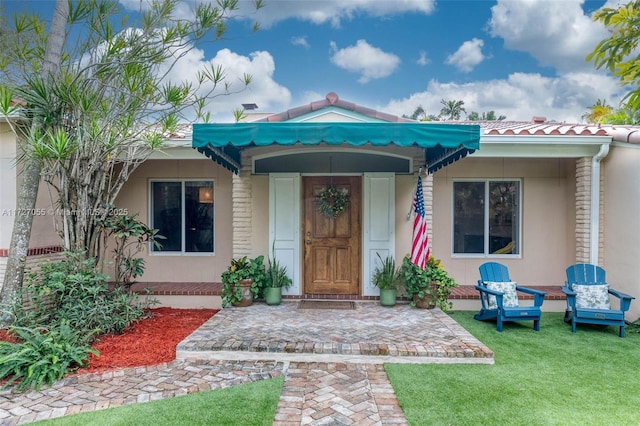 property entrance featuring a yard