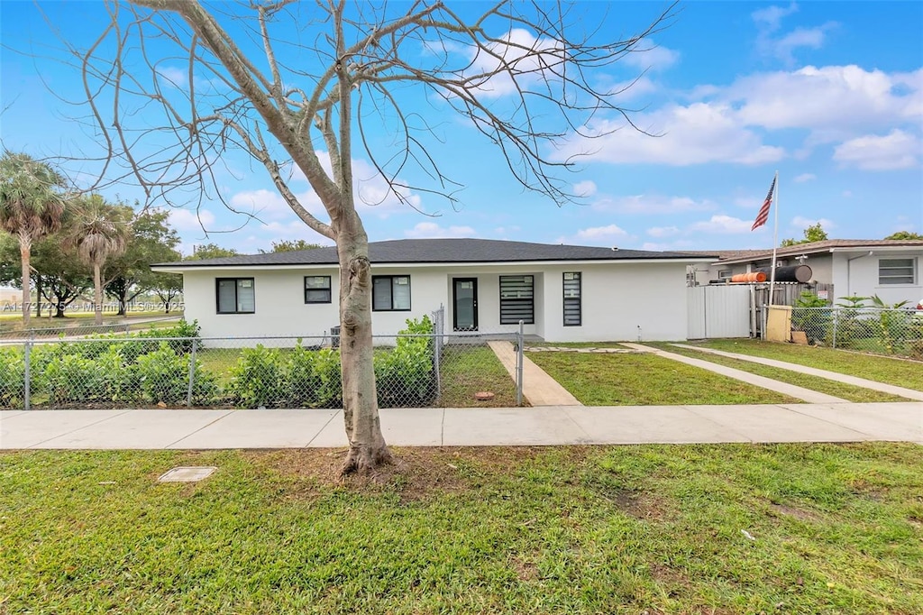 view of front of home featuring a front lawn