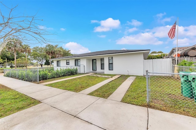 view of front of home featuring a front lawn