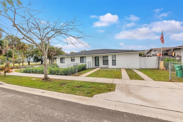 view of front of property featuring a front yard