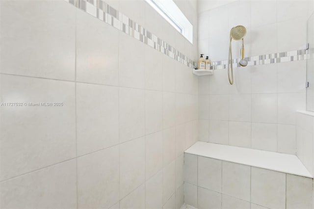 bathroom featuring a tile shower