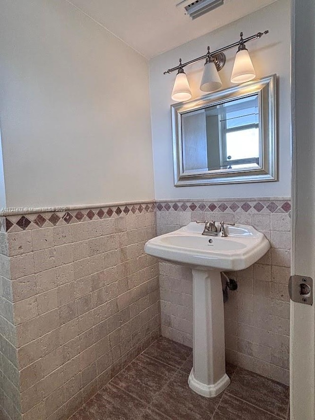 1401 NE Miami Gardens Dr Unit 892, Miami, FL 33179 - bathroom featuring tile walls and tile patterned floors