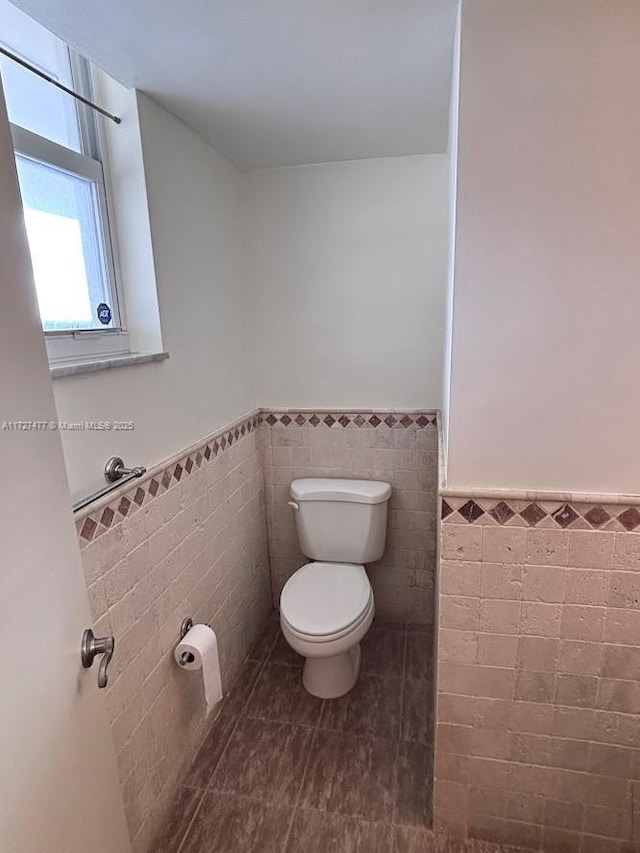 1401 NE Miami Gardens Dr Unit 892, Miami, FL 33179 - bathroom featuring toilet, tile walls, and tile patterned flooring