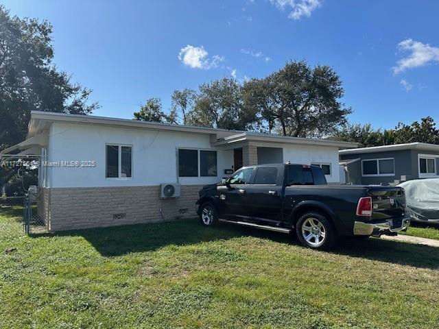 single story home featuring a front lawn