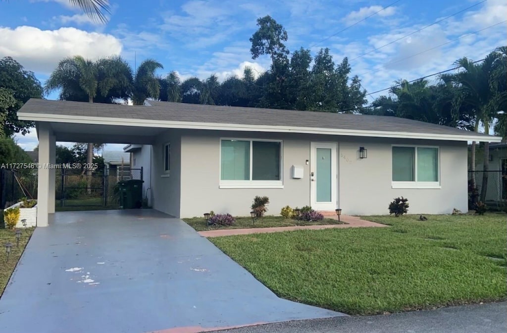 view of front of house featuring a front yard and a carport