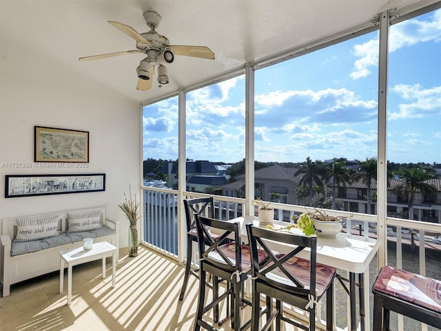 sunroom with ceiling fan