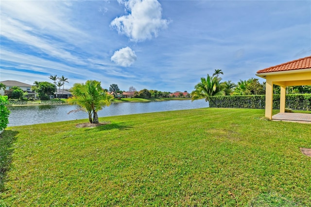 view of yard featuring a water view