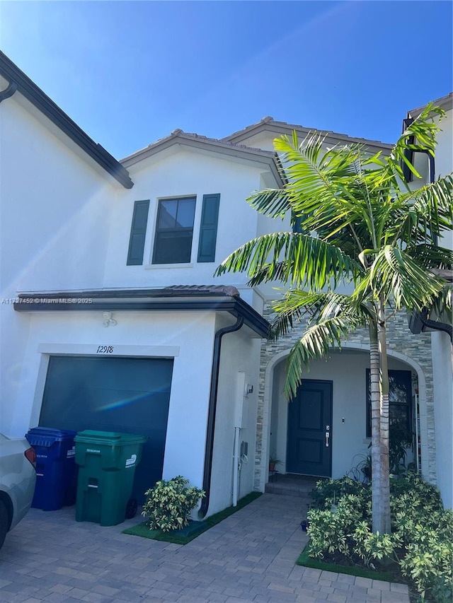 view of front facade featuring a garage