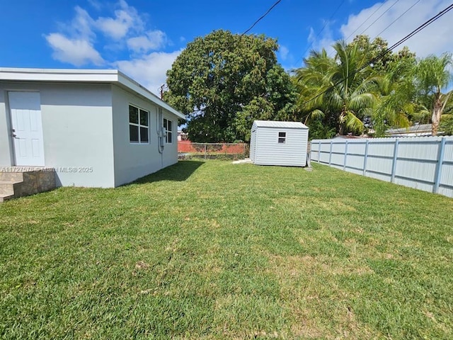 view of yard featuring a storage shed