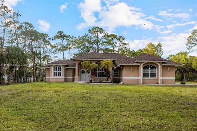 view of front of property featuring a front lawn