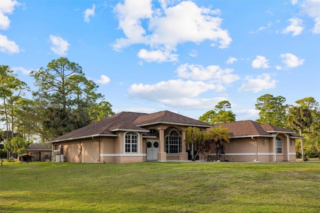 view of front of home featuring a front yard