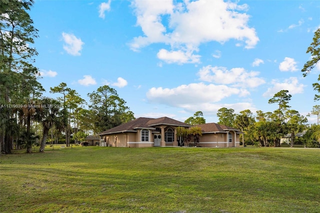 view of front facade featuring a front yard