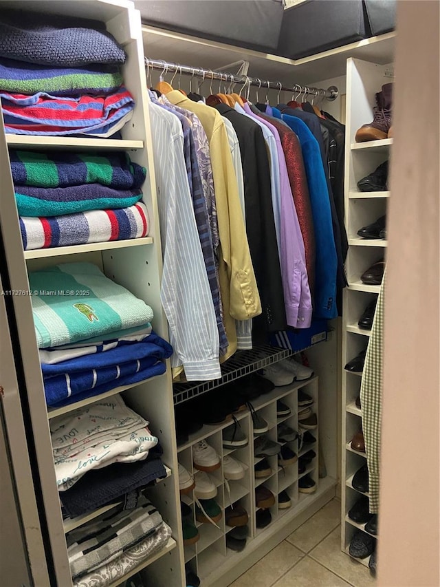 walk in closet featuring tile patterned floors