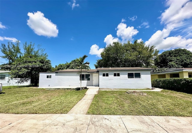 single story home with a front lawn