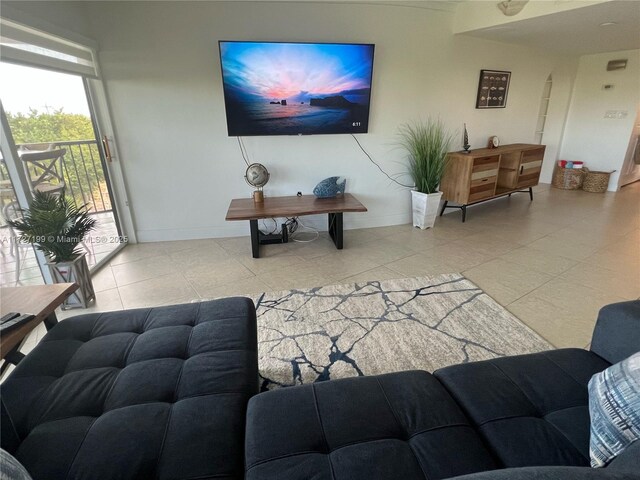 1998 Overseas Hwy Unit 33A, Marathon, FL 33050 - kitchen featuring stainless steel appliances, arched walkways, a peninsula, a kitchen breakfast bar, and decorative backsplash