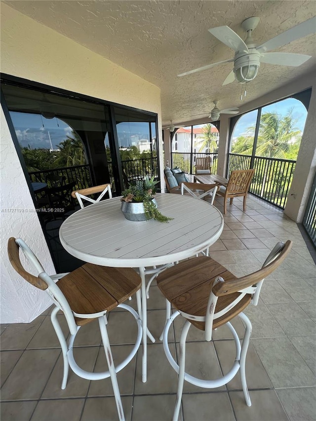 sunroom with ceiling fan