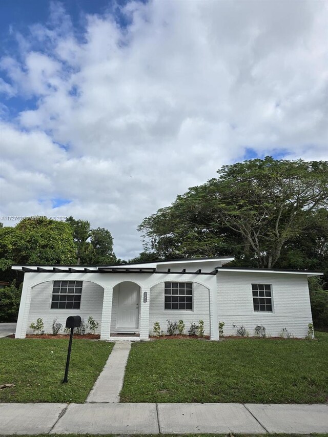 view of front facade featuring a front yard