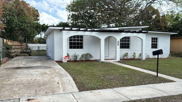 view of front of property featuring a front lawn