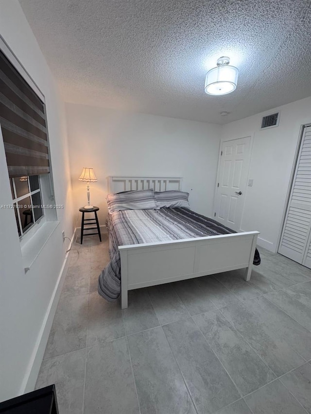 unfurnished bedroom featuring a textured ceiling