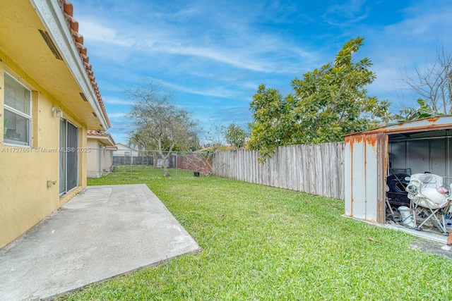 view of yard with a patio area