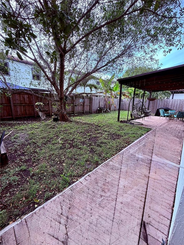 view of yard featuring a patio