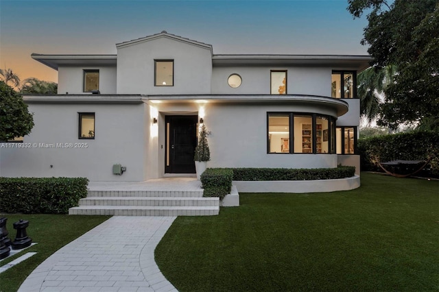 view of front of home featuring a lawn