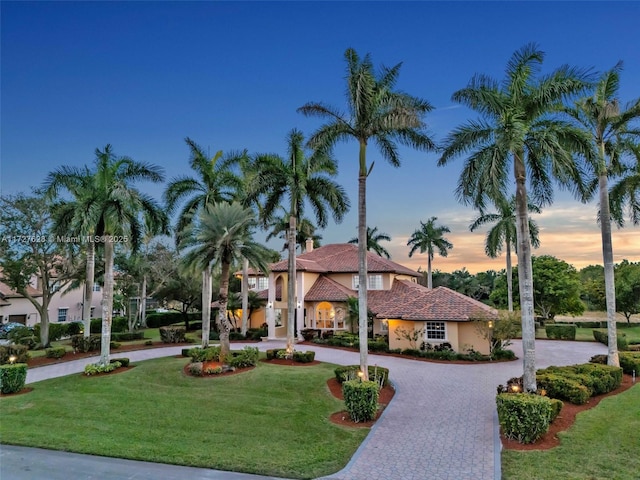 view of front of property with a lawn