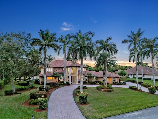 view of front of property featuring a lawn