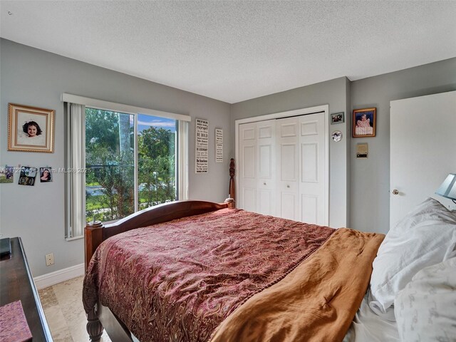580 Eastwood Ln, Weston, FL 33326 - bedroom featuring baseboards, a textured ceiling, and a closet