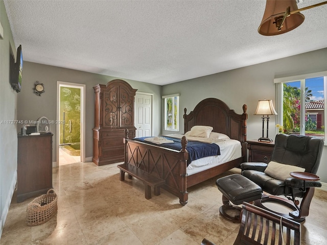 580 Eastwood Ln, Weston, FL 33326 - bedroom featuring ensuite bathroom, a textured ceiling, and a closet