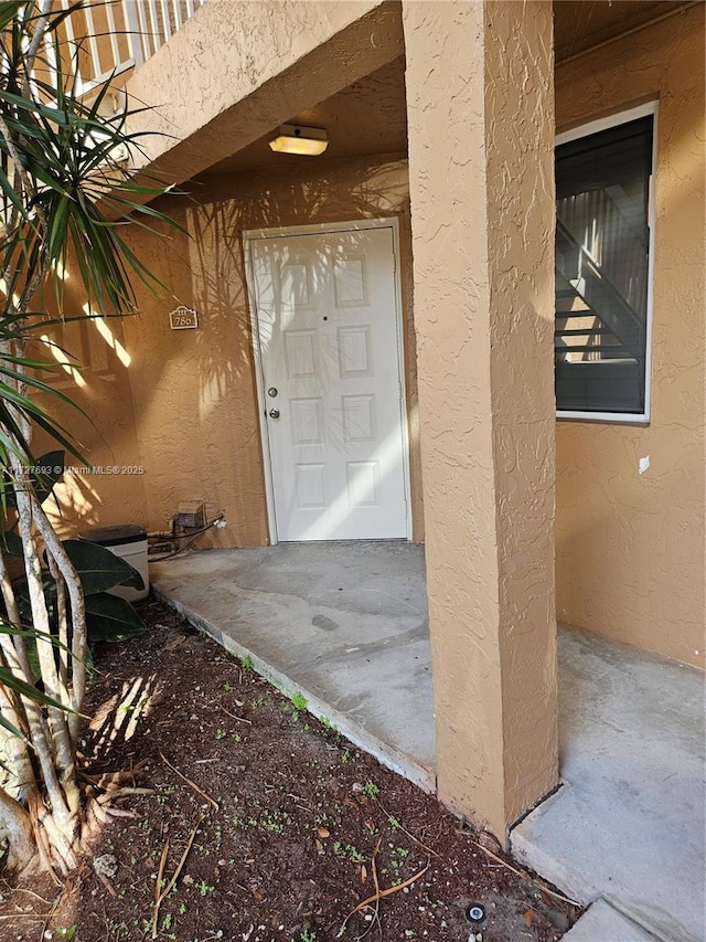 entrance to property with stucco siding